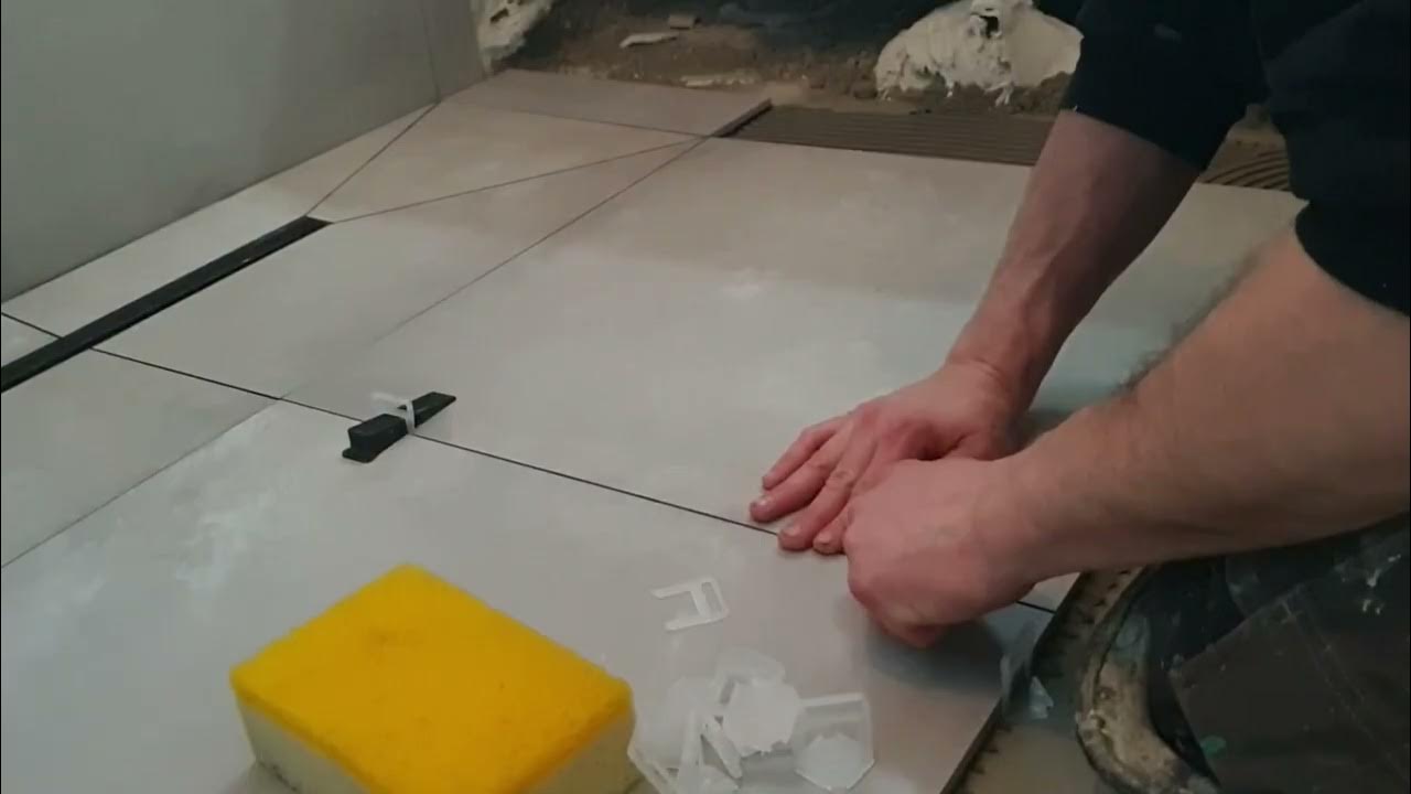GROTE VLOERTEGELS LIJMEN ONDER AFSCHOT tips altijd tegels VLAK !!! YouTube