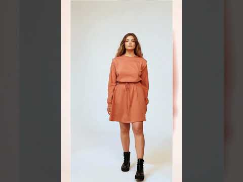 Video: CM6205 Sukienka rozkloszowana mini z wiązaniem - ceglasta