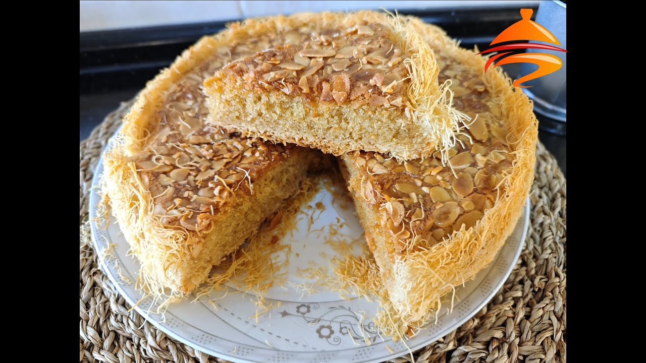 هادي الكيكة لي غادي تحمر ليك وجهك قدام ضيافك بالكنافة و كريمة اللوز مقرمشة من برا و معلكة من لداخل