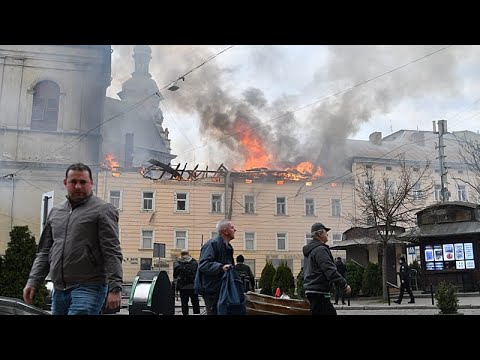 Video Attacco con drone russo danneggia il centro storico di Leopoli, in Ucraina