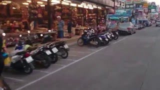 tayland da, kenan dalgıc sahilde motor yarışı
