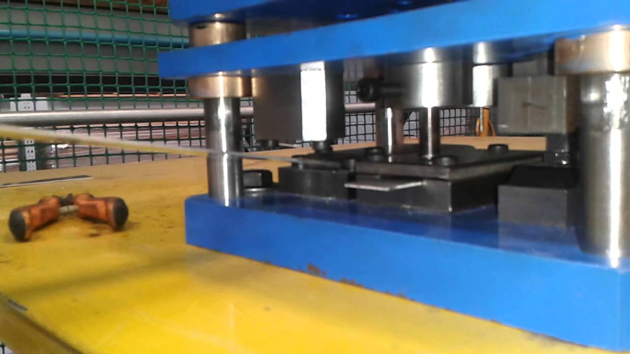 Troqueladora manual para perforado y doblado de pletinas de aluminio