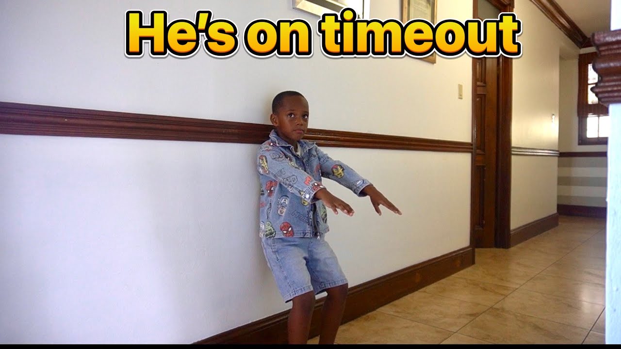 Он попал в неприятности, поэтому его отправили в угол | Семья Пауэллов