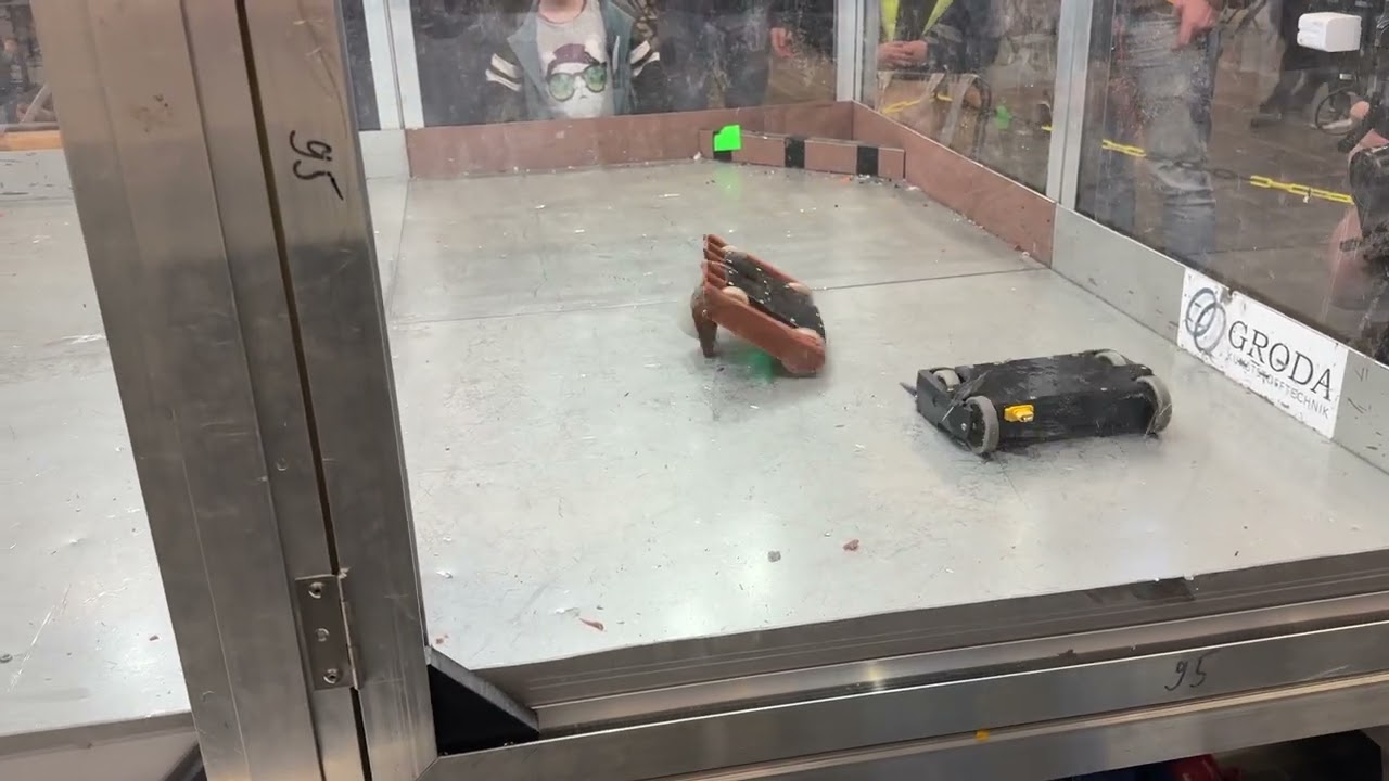 Chimera vs Garm | Round 4 | 1.5 kg Beetleweight Combat Robots | MMM33 Dortmund 2025