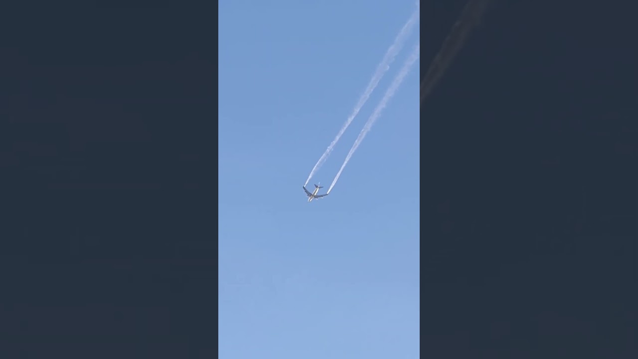 Plane Leaving Massive Contrails in Clear Blue Sky | Amazing Commercial Jet Flying High Footages