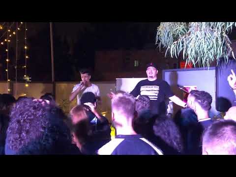       مصطفى مرار عر ام متمسك فيها زي حق العودة