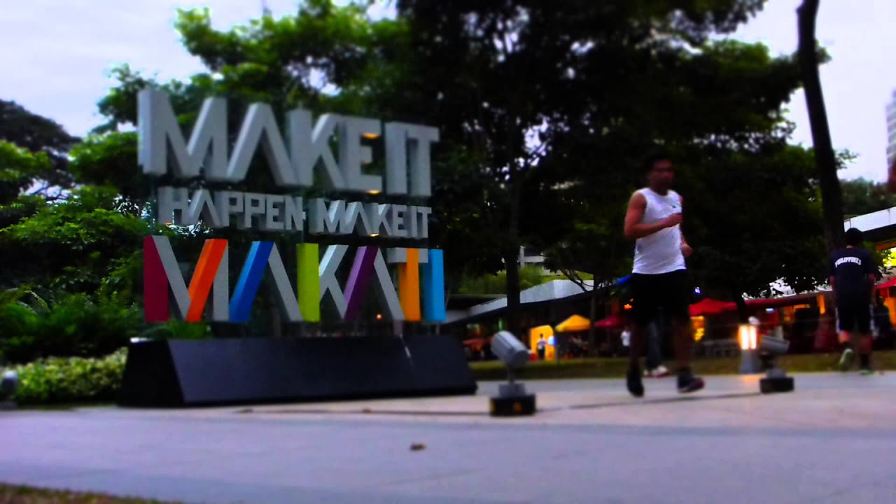 Philippines: Sunset in Makati (Ayala Triangle)