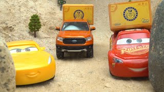 在山洞裡尋找迪士尼皮克斯汽車 | 闪电麦皇后 克鲁兹拉米雷斯 卡車 | BIBO 和玩具