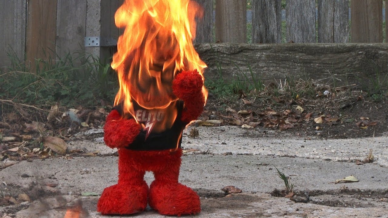 Got me burning. Элмо на фоне огня. Элмо зади огонь. Elmo Death. Burning Elmo.