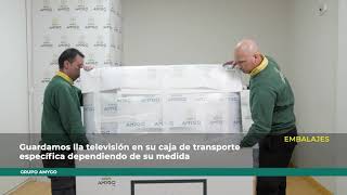 Transportar un televisor en una mudanza