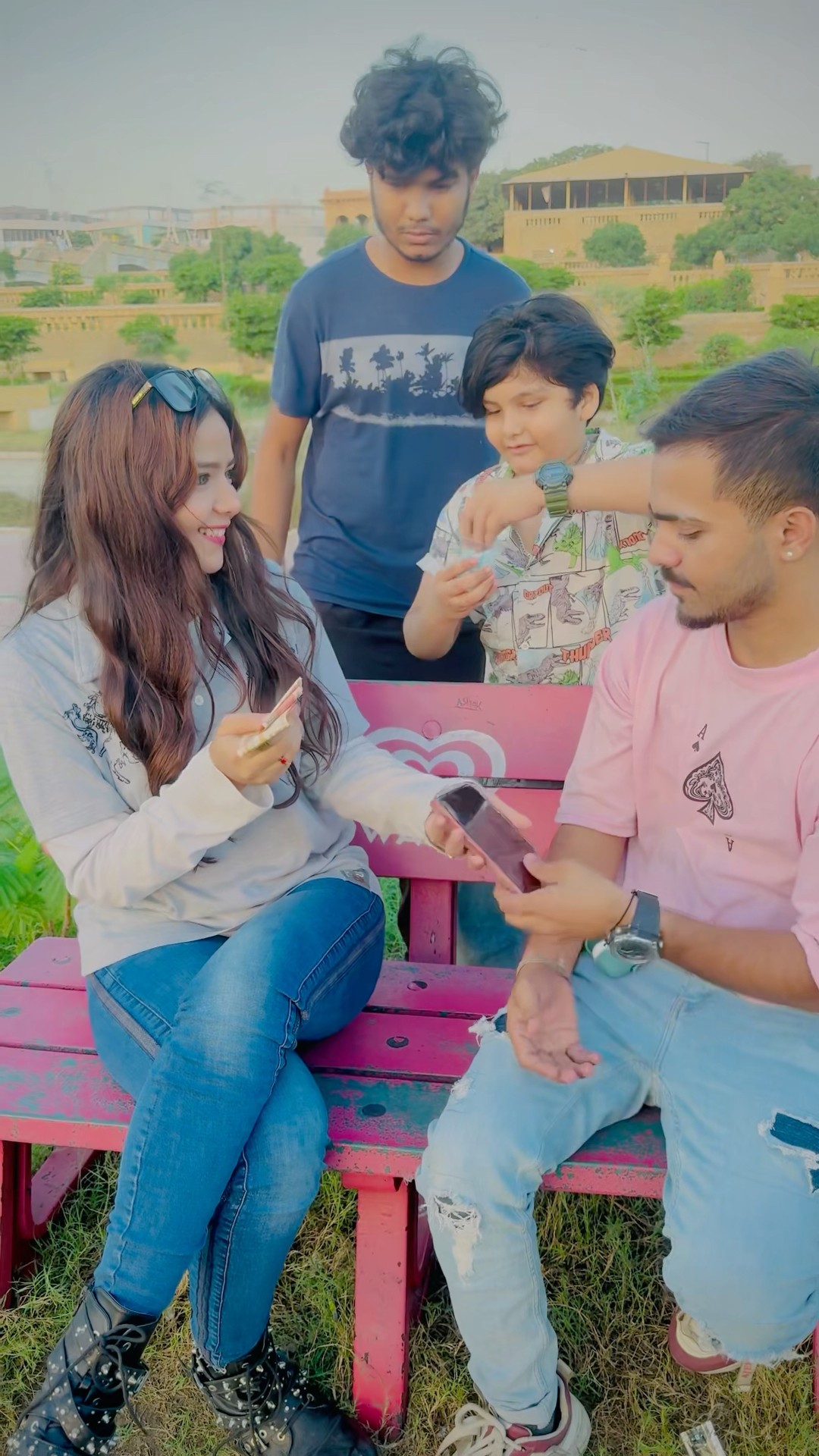 Larki se makeup utarwa deya Sara ? || #trending #funny #viralvideo