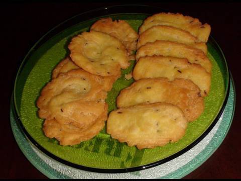 Banana Puris or Farsi puri or Puff pooris or Crispy Layered Puris | Bhavna