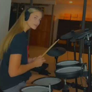 Inilah Drummer Cantik asal Rusia