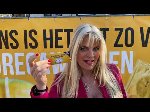 Video: Kim Holland - Wijchense horeca deelden condooms uit: “Bij ons net zo veilig!”