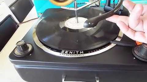 Zenith Cobramatic 4 speed automatic record changer playing a 78 RPM 10" record