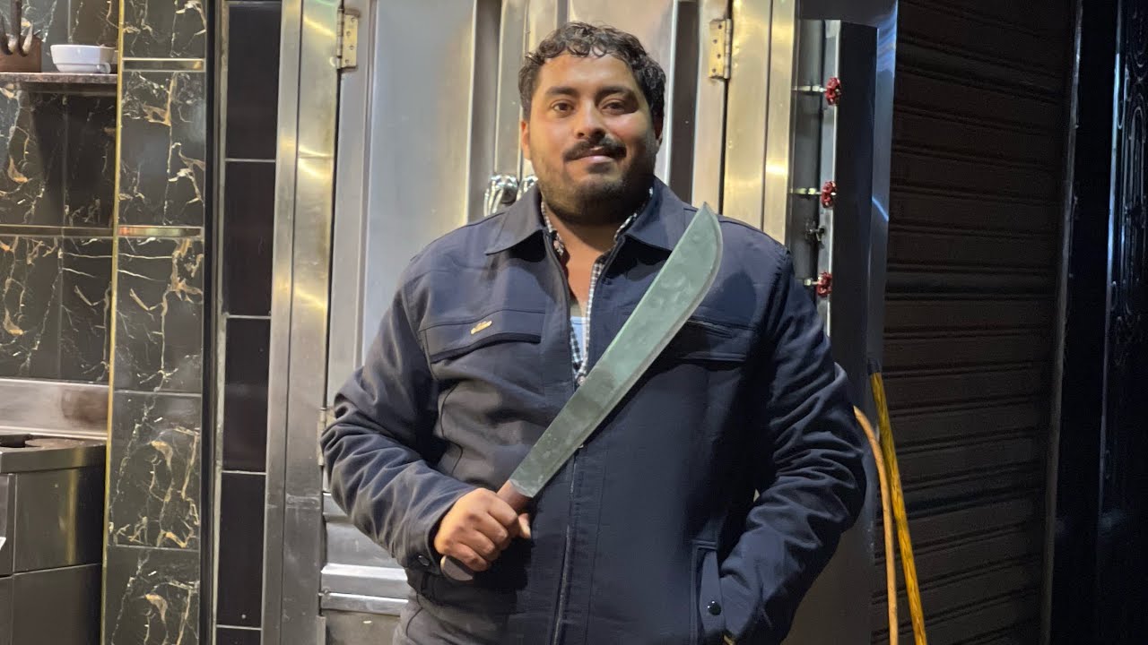 عملت فيها سفاح الجيزة😂وروحت كلت الاكل الي في المطعم كلو ببلاش😋🤣