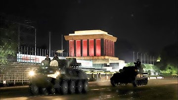 Xe pháo quân sự luyện tập xuyên đêm trên Quảng trường Ba Đình