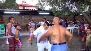 Mini Şortlu Kız Kına Gecesinde Döktürüyor