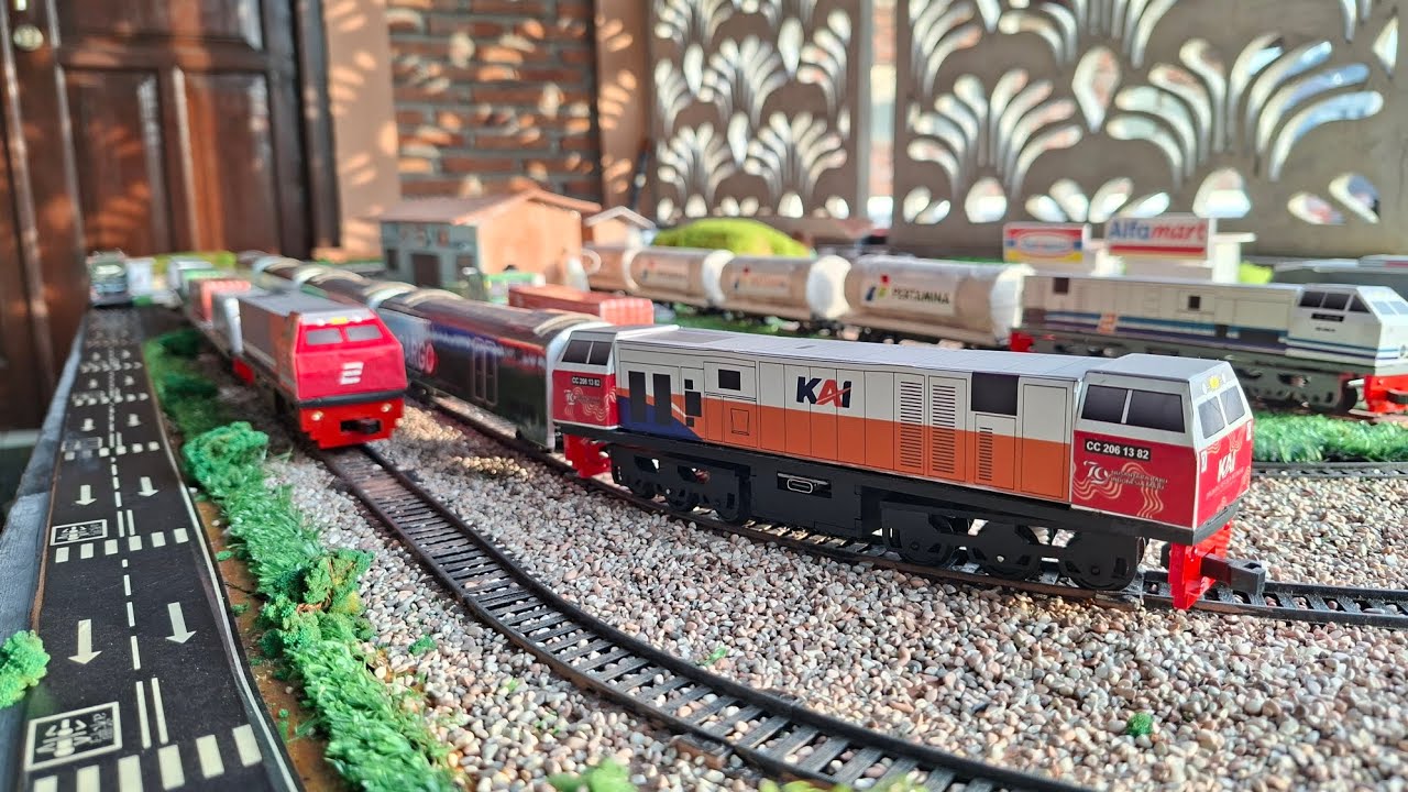 ADA GERBONG CARGO BUAT ANGKUT PAKET LEBARAN