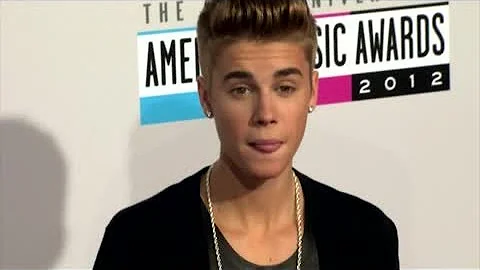 Justin Bieber Angers Fans With His Late 02 Arrival - Splash News | Splash News TV | Splash News TV