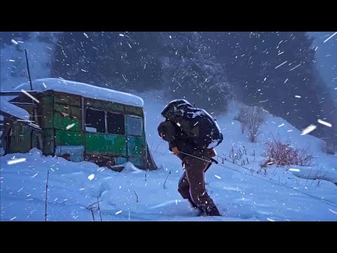 Terk edilmiş bir minibüsten dağlarda yüksek demir barınak, modern kış tek başına bushcraft