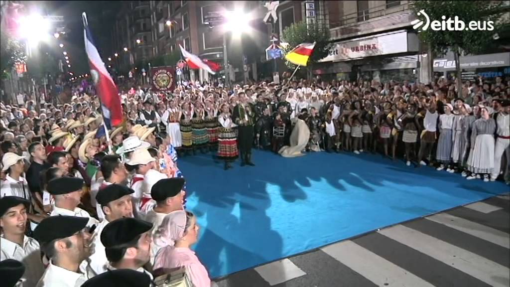 'Txoria txori' abestu dute dantza talde guztiek ekitaldiaren amaieran