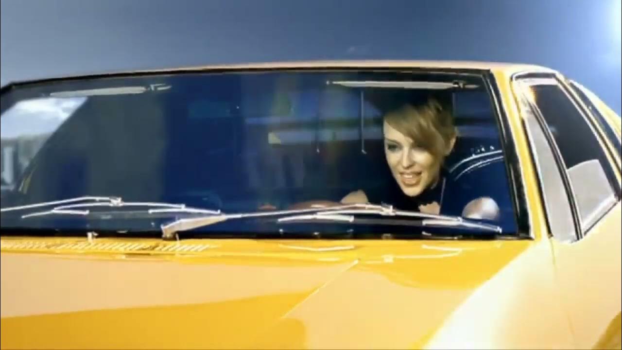 Клип едут парни на машине. Клип женщина с мужчинами поет в машине. Клип едет в машине и поет. Три девушки на кабриолете. Клип едет в машине и поет.