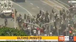 Бронеавтомобиль Национальной гвардии Венесуэлы наезжает на толпу сторонников Гуайдо