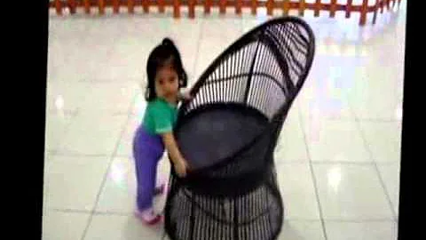 Milagros Yaez empujando su "carrito"