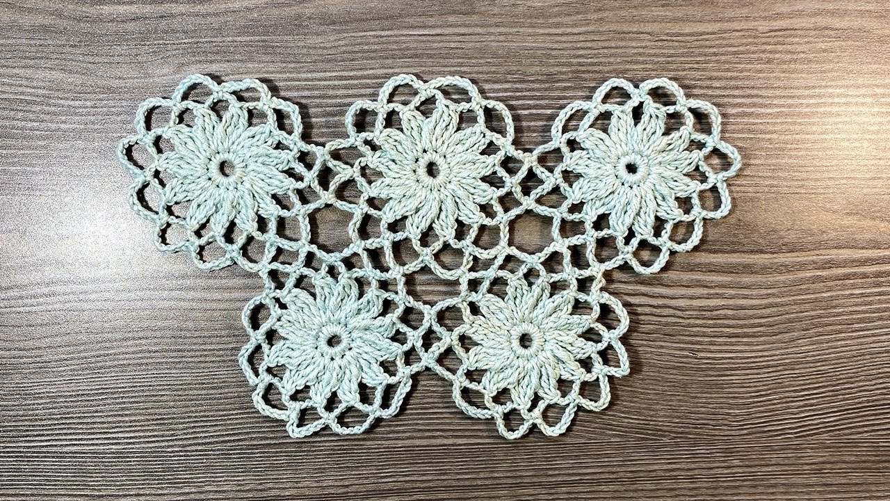 Como tejer y unir FLORES tejidas a CROCHET | Muestra de la blusa negra