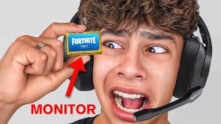 I Played Fortnite on World&#39;s SMALLEST Monitor