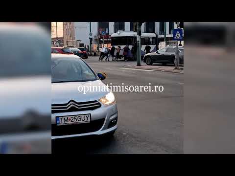 Tramvai impins de oameni, la Gara de Nord din Timisoara