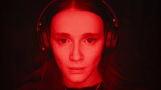 少女3人が犠牲になった部屋。そこに魅了された女が見たものは…／映画『RED ROOMS レッドルームズ』予告編