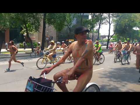 Ciclistas protestan desnudos en México