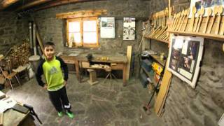 Artesano con la madera de Boj en Gistaín Chistén