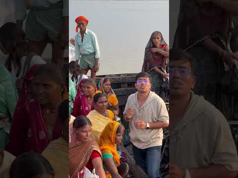 बिहार के लोग काम करने नाव से जाते है #humanity #helping #bihar
