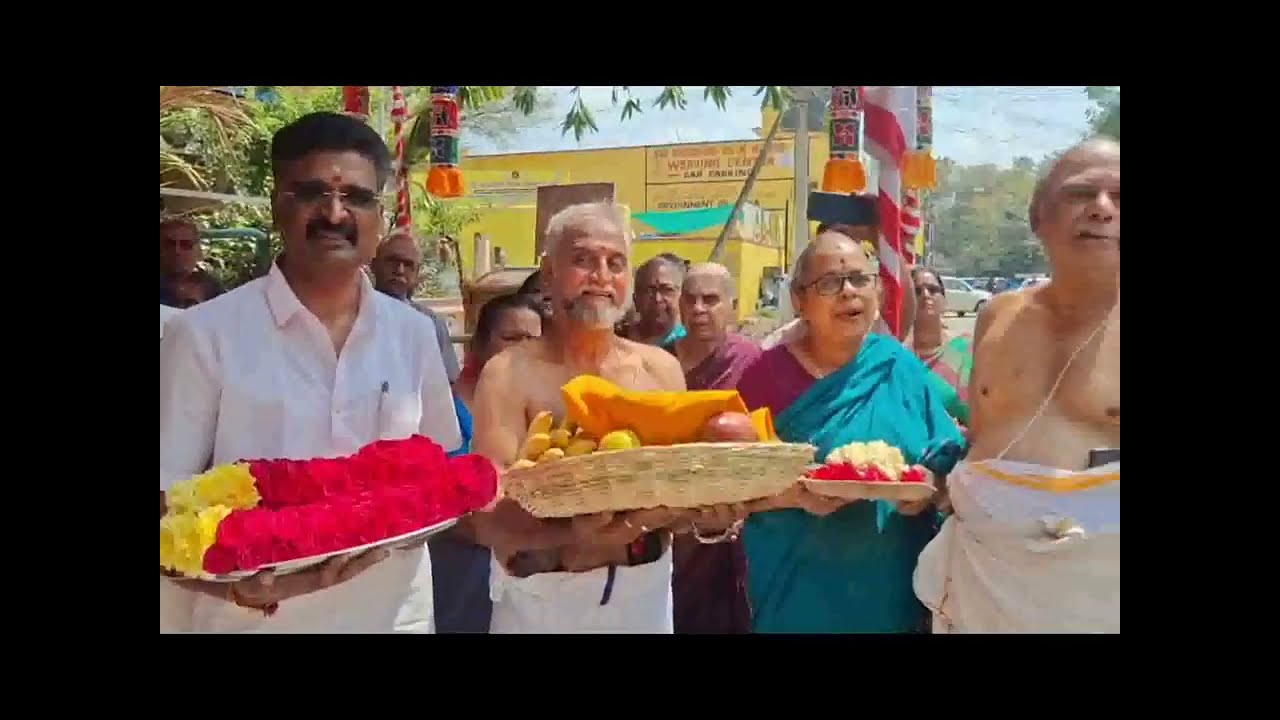 பக்தர்கள் இல்லங்களுக்கு சென்று காட்சி அளித்த காமாட்சி kanchi kamachi mohinithirukolathil veethi ulla