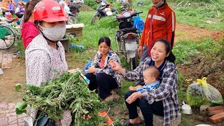 Single mother: picking leaves and dyeing them red to sell.Work together and build a new life.