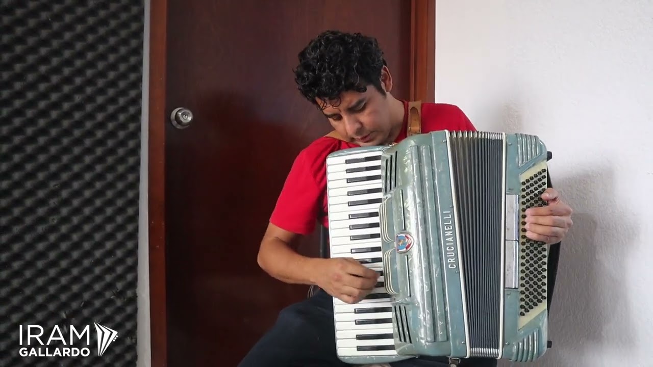 Acordeón Crucianelli 120 bajos - En venta - YouTube