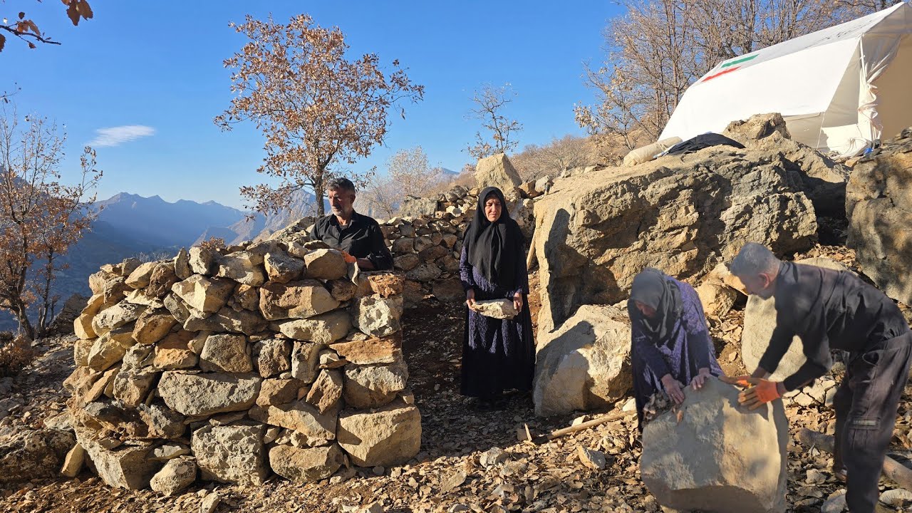 الحياة البدوية في الجبال | بناء مأوى للأغنام على الطريقة البدوية 🐐🏕