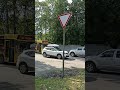 По встречке рейсовый автобус. Сдаёт задним ходом.