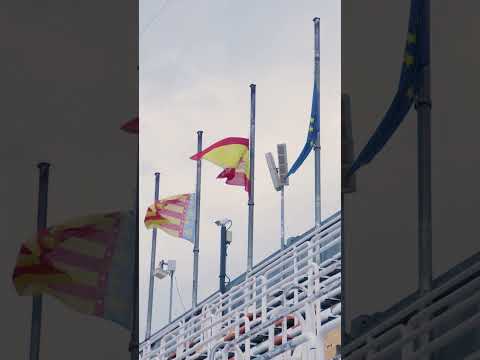 Las banderas de Mestalla hoy ondean a media asta en memoria de todas las víctimas de la DANA ❤️‍🩹