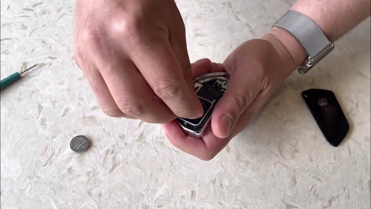 Как поменять батарейку в брелке шкода
