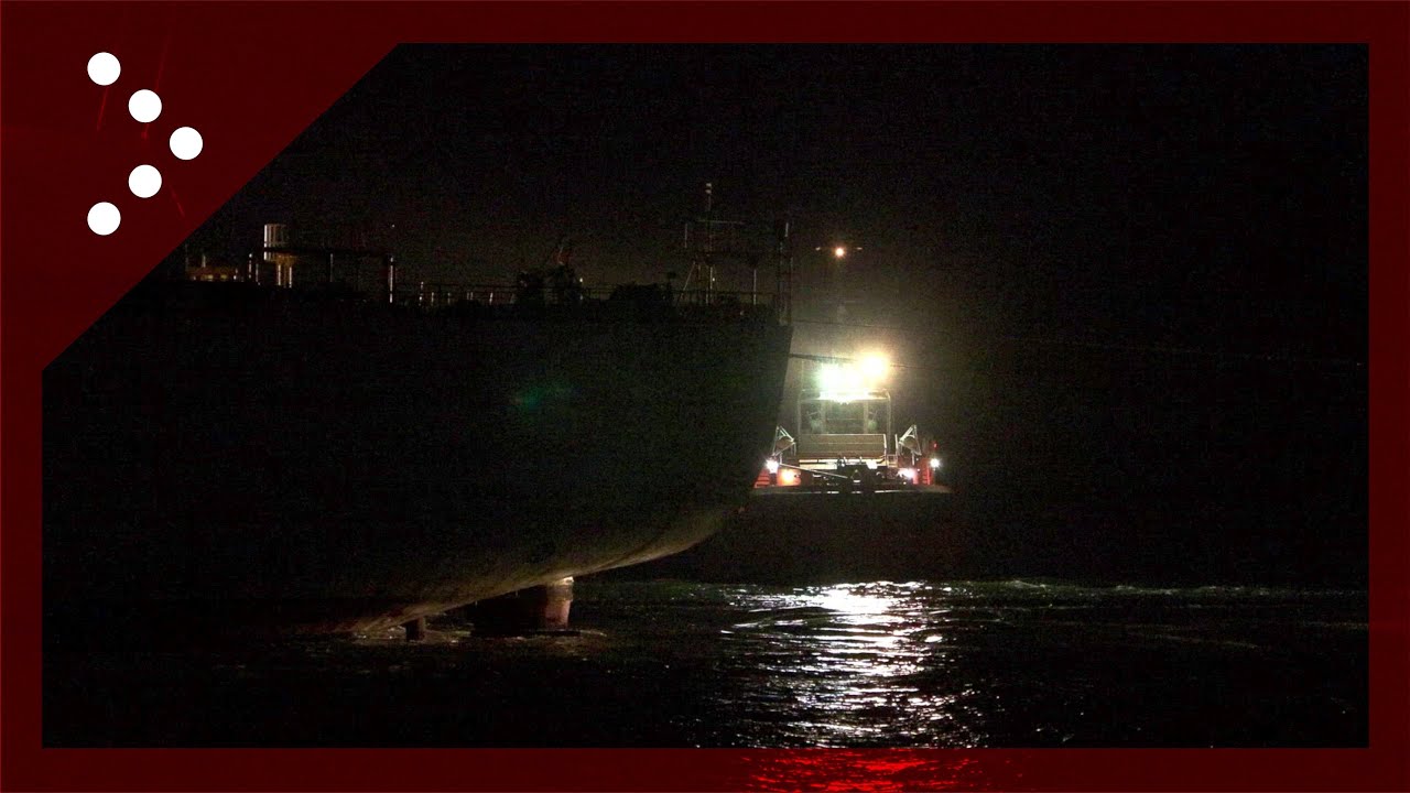 Disincagliata la nave arenatasi davanti alla costa di Rometta Marea: rimorchiatori trainano a largo