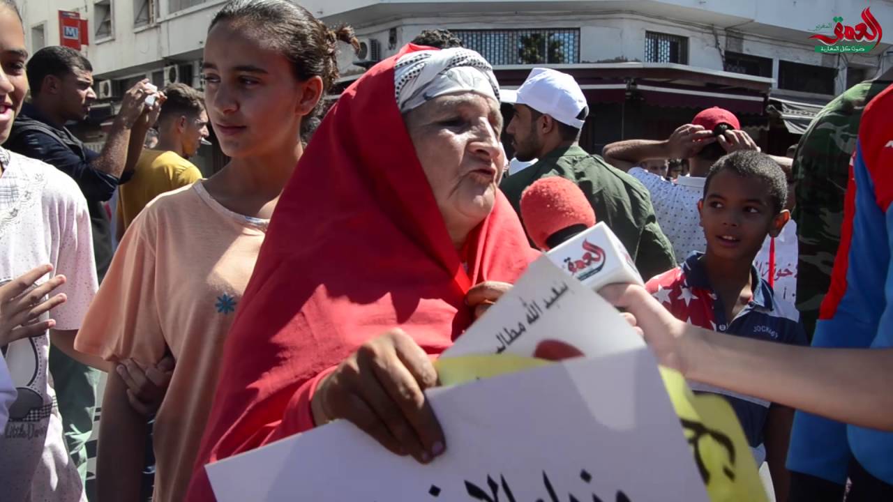 شاهد مهزلة مسيرة البيضاء.. مواطنة جاءت لدعم الحسن الثاني