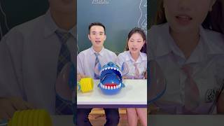 Boy and Girl battle with Teeth Toy 👦🏻🦷👧🏻 Su Hao #shorts