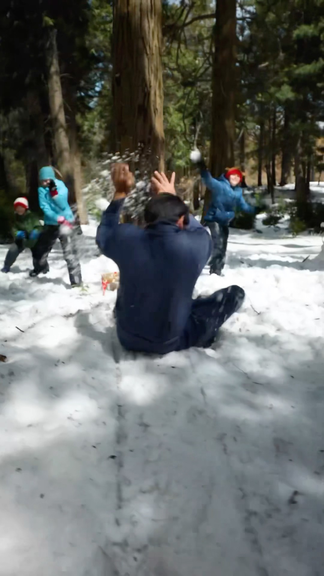 KIDS AMBUSH ADULT in Snowball Fight