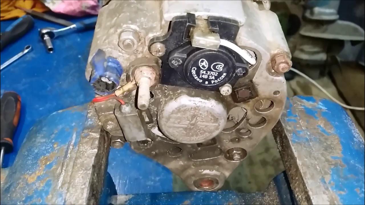 Замена щеток генератора 2107 инжектор. Снятие генератора ваз 2107 карбюратор. Щетки генератора 2106. Как снять щетки с генератора ваз 2107. Щетки генератора 2107 карбюратор.