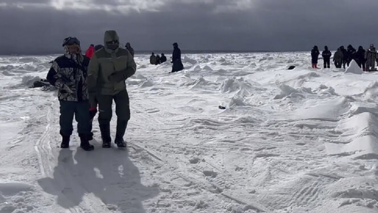 Застрявших рыбаков на дрейфующей льдине в Охотском море доставали вертолетами и вездеходами