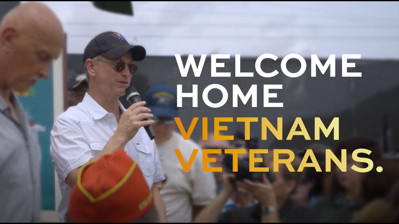 Gary Sinise Welcomes Our Vietnam Veterans Home - YouTube